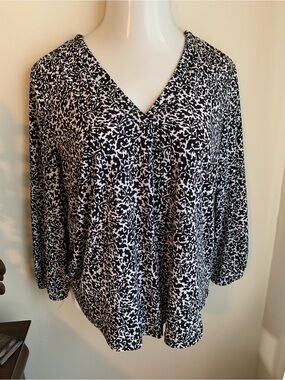 NWT-VINCE CAMUTO BLACK AND WHITE BLOUSE